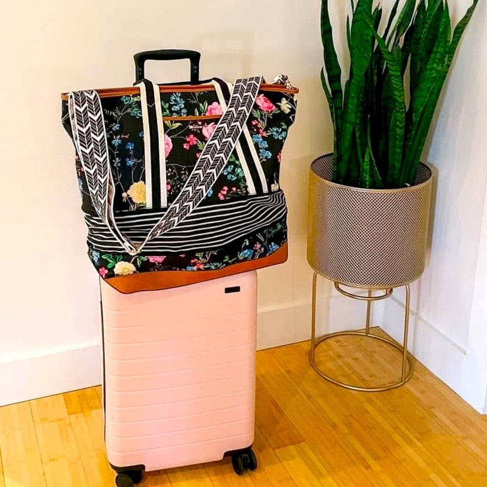 Stella & Dot Getaway Travel Bag-Black Botanical